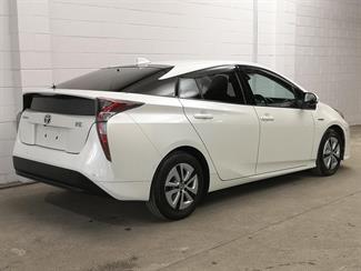 2016 Toyota Prius - Thumbnail