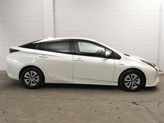 2016 Toyota Prius - Thumbnail