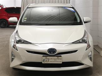 2016 Toyota Prius - Thumbnail