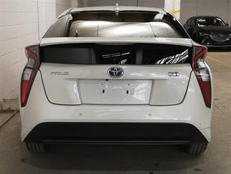 2016 Toyota Prius - Thumbnail