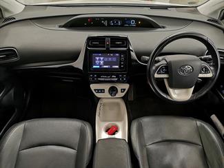 2016 Toyota Prius - Thumbnail