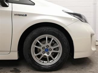 2014 Toyota Prius - Thumbnail