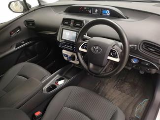 2017 Toyota Prius - Thumbnail
