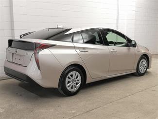 2016 Toyota Prius - Thumbnail