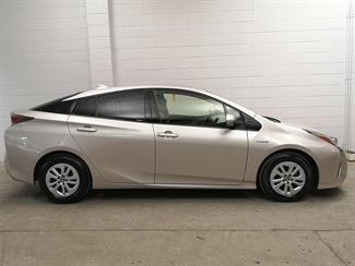 2016 Toyota Prius - Thumbnail
