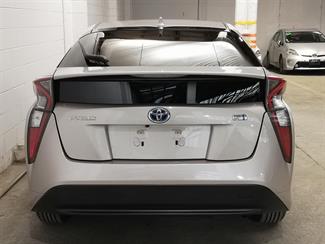 2016 Toyota Prius - Thumbnail