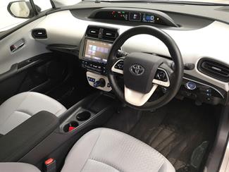 2016 Toyota Prius - Thumbnail