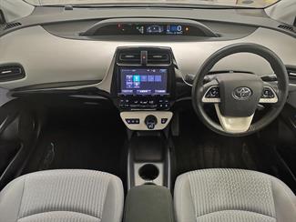 2016 Toyota Prius - Thumbnail