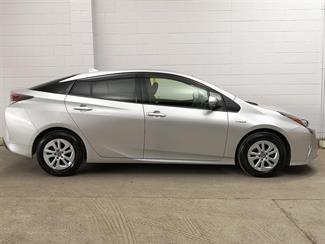 2017 Toyota Prius - Thumbnail