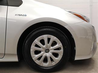 2016 Toyota Prius - Thumbnail