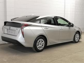 2016 Toyota Prius - Thumbnail