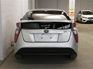 2016 Toyota Prius - Thumbnail