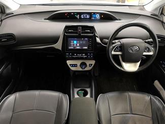 2016 Toyota Prius - Thumbnail