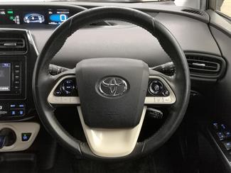 2016 Toyota Prius - Thumbnail