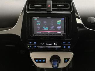 2016 Toyota Prius - Thumbnail