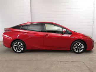2016 Toyota Prius - Thumbnail