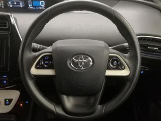 2016 Toyota Prius - Thumbnail