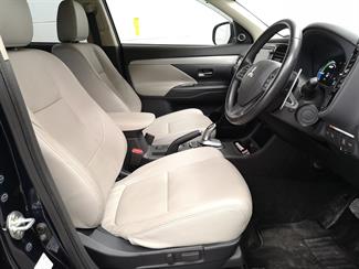 2015 Mitsubishi Outlander - Thumbnail