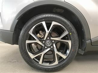 2017 Toyota C-HR - Thumbnail