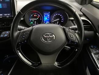 2017 Toyota C-HR - Thumbnail