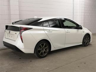 2017 Toyota Prius - Thumbnail