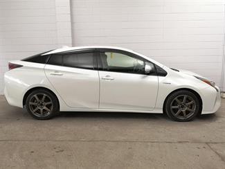 2017 Toyota Prius - Thumbnail