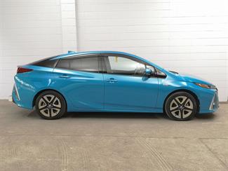 2017 Toyota Prius - Thumbnail