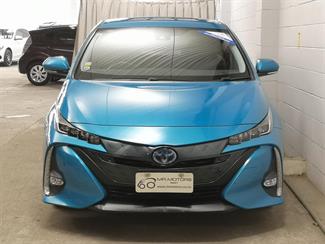 2017 Toyota Prius - Thumbnail