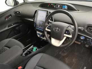 2017 Toyota Prius - Thumbnail