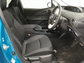 2017 Toyota Prius - Thumbnail