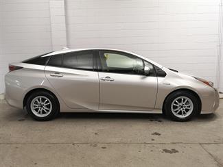 2017 Toyota Prius - Thumbnail