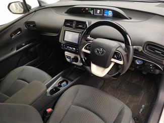 2017 Toyota Prius - Thumbnail