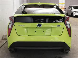 2016 Toyota Prius - Thumbnail
