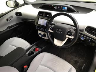 2016 Toyota Prius - Thumbnail