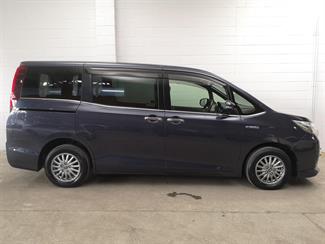 2015 Toyota Esquire - Thumbnail