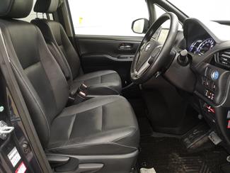 2015 Toyota Esquire - Thumbnail