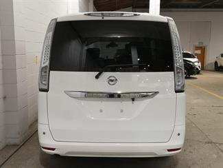 2016 Nissan Serena - Thumbnail