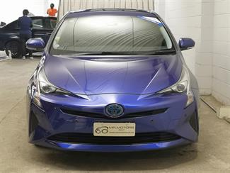 2016 Toyota Prius - Thumbnail