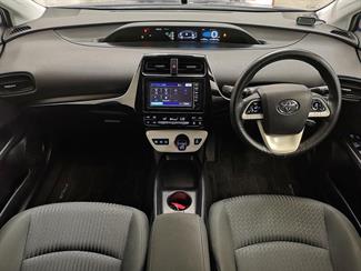 2016 Toyota Prius - Thumbnail