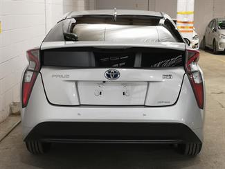 2017 Toyota Prius - Thumbnail