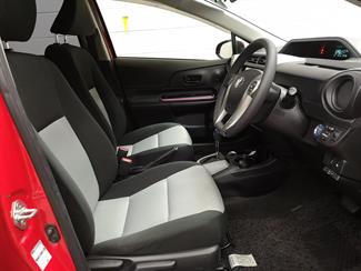 2013 Toyota Aqua - Thumbnail
