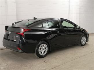2021 Toyota Prius - Thumbnail