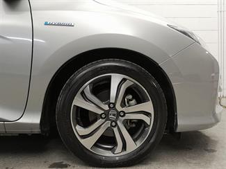 2015 Honda Grace - Thumbnail