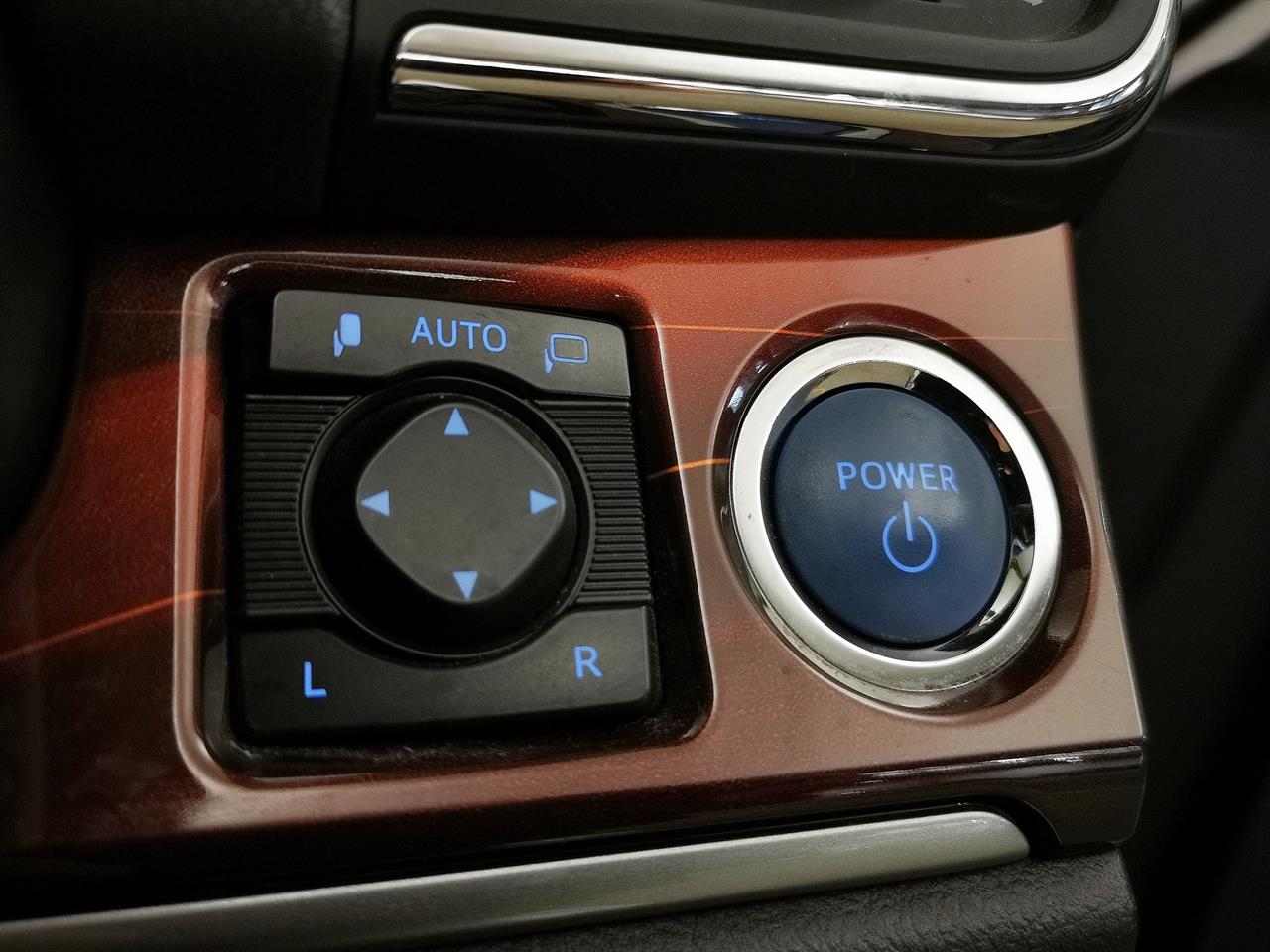 2014 Toyota Crown