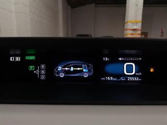 2016 Toyota Prius - Thumbnail