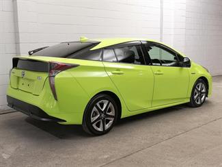 2016 Toyota Prius - Thumbnail
