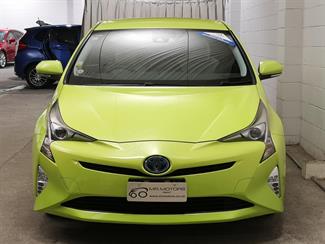 2016 Toyota Prius - Thumbnail