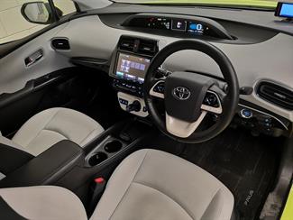 2016 Toyota Prius - Thumbnail