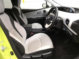 2016 Toyota Prius - Thumbnail