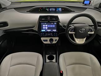 2016 Toyota Prius - Thumbnail